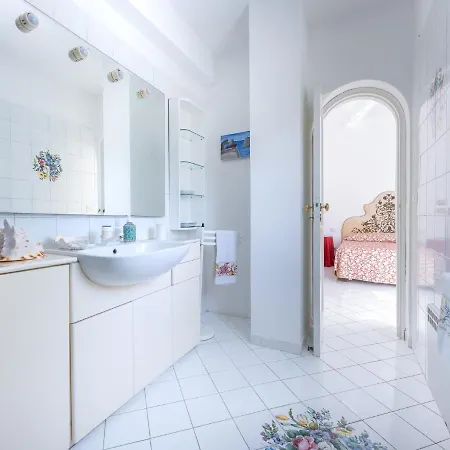 Domenicanda Willa Capri